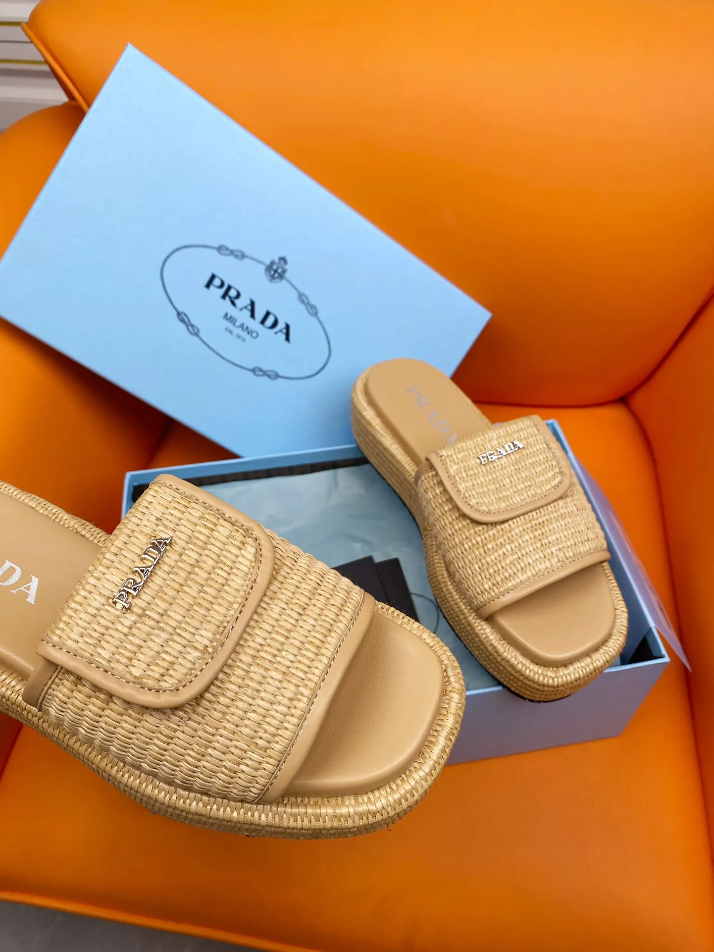 👟👟Ex-factory price 520👟👟 PRADA 2024ss raffia woven slippers This year's popular straw series, lazy people's must-have slippers are so good-looking on the feet. The whole pair of shoes is light, comfortable and bright colors meet the various choices of fashionable people of different styles! Original custom-made raffia Sheepskin lining 1:1 open mold outsole Size number: 35-39 (40 customizations are not returnable)